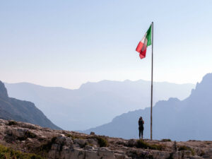 randonneuse-drapeau-italien-sentier-tre-cime-lavaredo-dolomites-italie