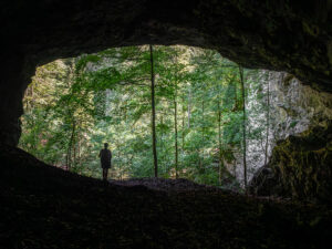 randonneuse-grotte-gorges-pokljuka-slovenie