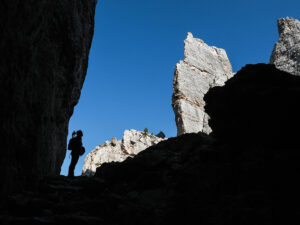 randonneuse-ombre-chinoise-cinque-torri-montagnes-dolomites-italie