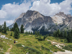 randonneuse-sentier-cinque-torri-dolomites-italie