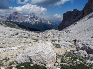 randonneuse-sentier-lac-federa-dolomites-italie