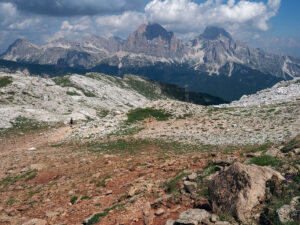 randonneuse-sentier-lac-federa-dolomites-italie