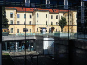 reflet-immeuble-jaune-centre-ljubljana-slovenie