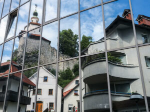reflet-petit-chateau-immeuble-verre-kamnik-slovenie