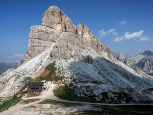 refuge-nuvolau-cinque-torri-dolomites-italie
