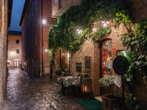 rue-nuit-restaurant-san-quirico-orcia-toscane-italie
