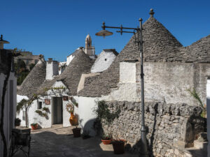 rue-pavee-quartier-monti-alberobello-italie