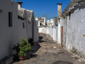 rue-quartier-aia-piccola-alberobello-italie