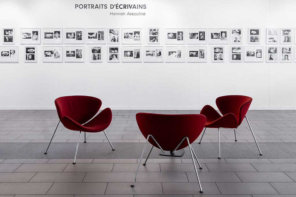 salle-attente-entreprise-sieges-rouges