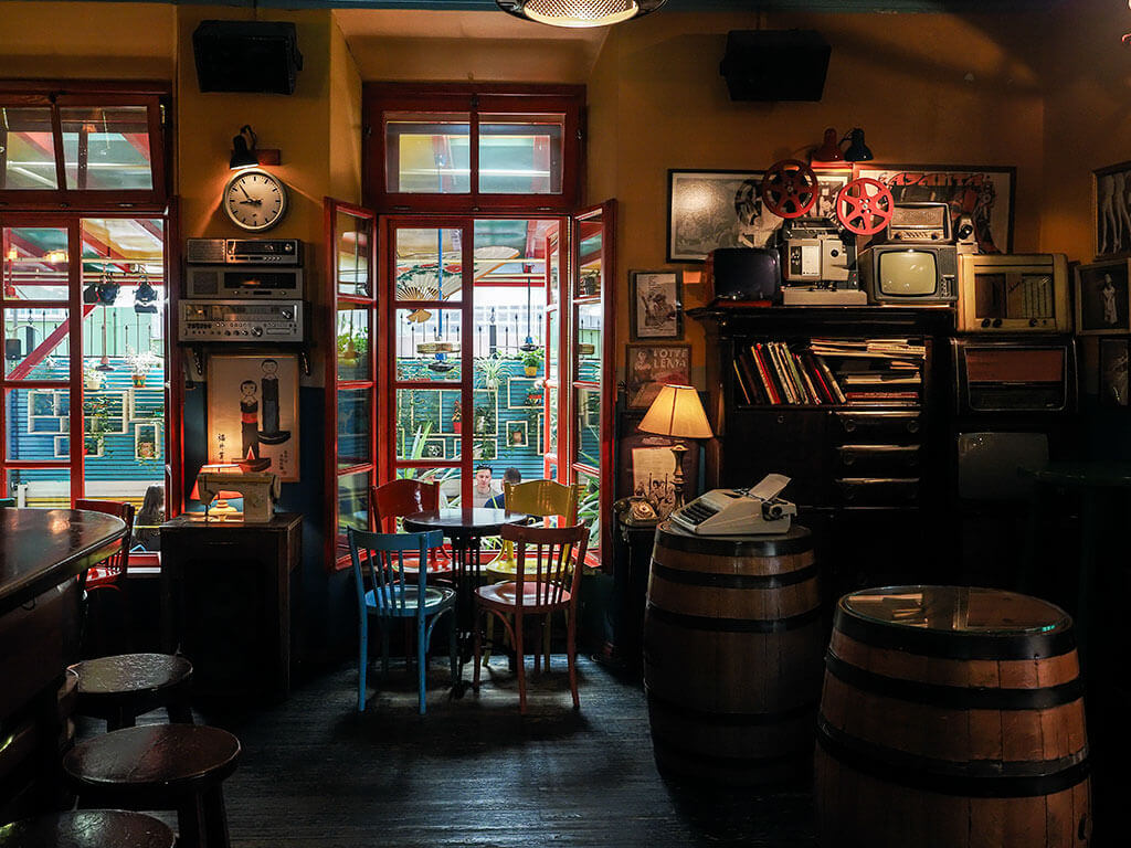 salle-couleurs-bar-lumiere-chaude