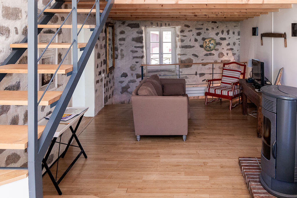 salon-escalier-chambre-hotes