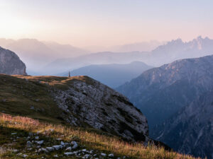 sentier-montagnes-tre-cime-lavaredo-dolomites-italie