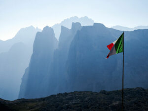 sentier-refuge-lavaredo-drapeau-italien-tre-cime-dolomites-italie