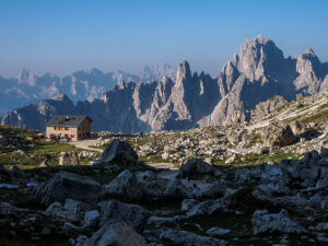 sentier-refuge-lavaredo-tre-cime-dolomites-italie