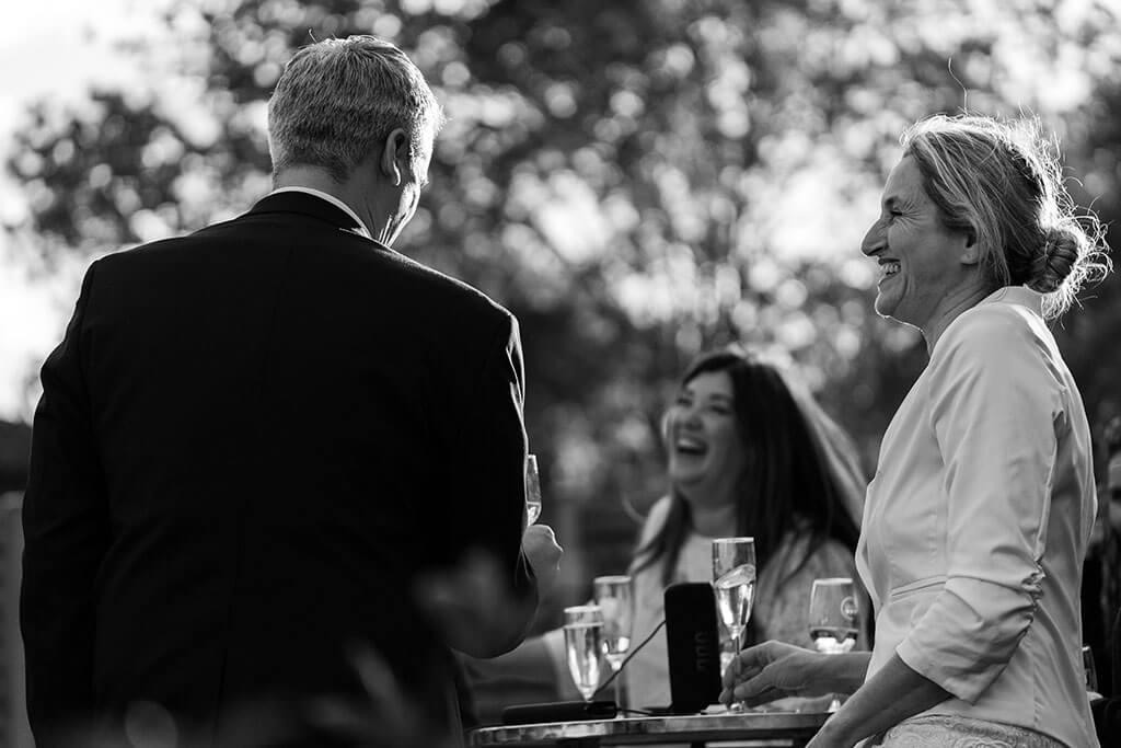 soiree-fete-amis-rires-verre