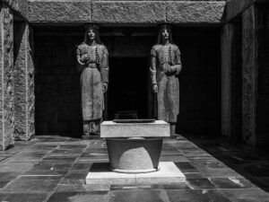 statues-entree-mausolee-njegos-montenegro
