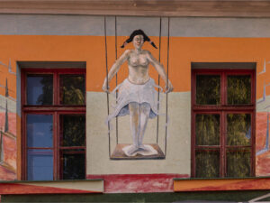 street-art-femme-balancoire-metelkova-centre-ljubljana-slovenie