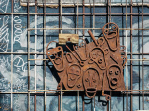 street-art-fer-grille--metelkova-centre-ljubljana-slovenie