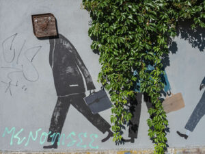 street-art-homme-valise-metelkova-centre-ljubljana-slovenie