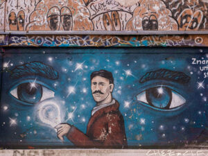 street-art-homme-yeux-metelkova-centre-ljubljana-slovenie