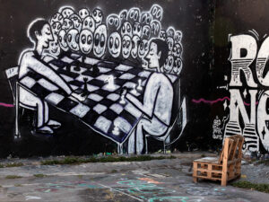 street-art-joueurs-echecs-fauteil-bois-metelkova-centre-ljubljana-slovenie