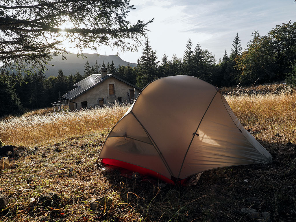 tente-bivouac-refuge-coucher-soleil