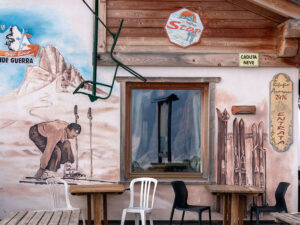 terrasse-refuge-cinque-torri-montagnes-dolomites-italie