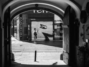 touriste-telephone-rue-zagreb-croatie