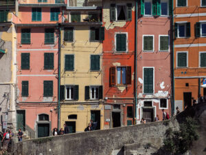touristes-immeubles-couleurs-manarola-cinque-terre-italie