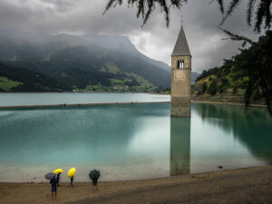 touristes-parapluies-lac-clocher-resia-italie