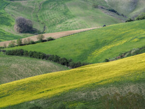 tracteur-campagne-toscane-san-quirico-orcia-italie