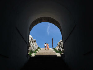 tunnel-entree-mausolee-njegos-cetinje-montenegro