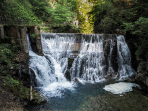 visiteurs-cascade-gorges-vintgar-slovenie