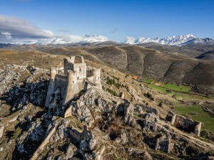 vue-aerienne-chateau-rocca-calascio-italie
