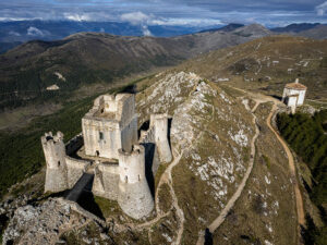 vue-aerienne-face-ouest-chateau-rocca-calascio-italie