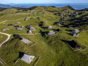 vue-aerienne-fermes-paturages-velika-planina-slovenie