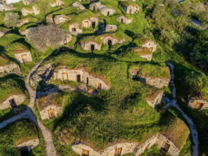 vue-aerienne-fin-journee-caves-vin-pietragalla-italie
