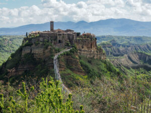 vue-generale-hameau-civita-bagnoregio-italie