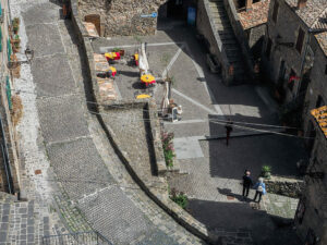 vue-hauteur-place-rue-bolsena-italie