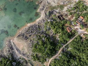 vue-verticale-cote-lac-slansko-bubrezak-montenegro