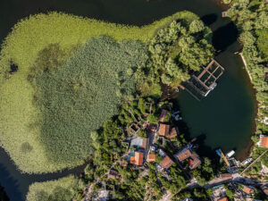 vue-verticale-village-karuc-lac-skadar-montenegro