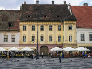 batiments-place-grand-square-centre-ancien-sibiu-roumanie