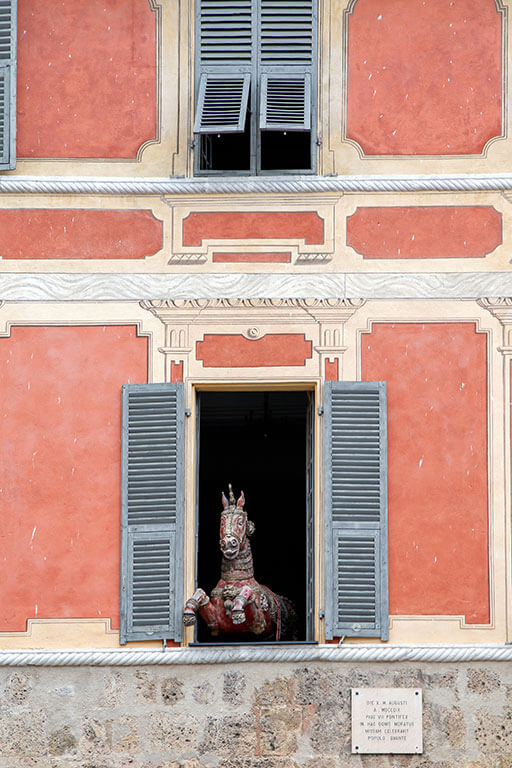 cheval-fenetre-maison-orange-sospel-gr52-alpes-maritimes