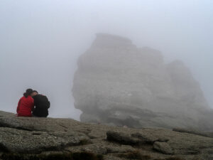 couple-amoureux-sphinx-brume-monts-bucegi-roumanie