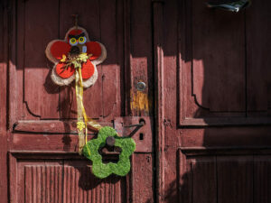 decoration-fleur-porte-bois-sighisoara-roumanie