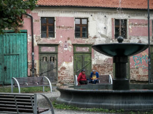 deux-hommes-assis-banc-place-sibiu-roumanie