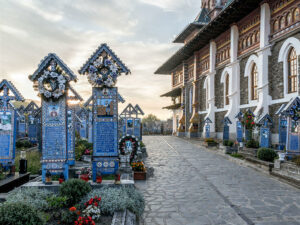 eglise-tombes-cimetiere-joyeux-sapanta-roumanie