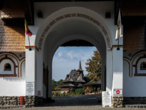 entree-monastere-barsana-maramures-roumanie