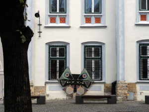 facade-blanche-place-cathedrale-santa-maria-sibiu-roumanie