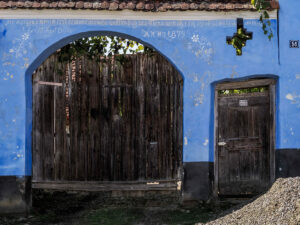facade-bleue-maison-viscri-roumanie